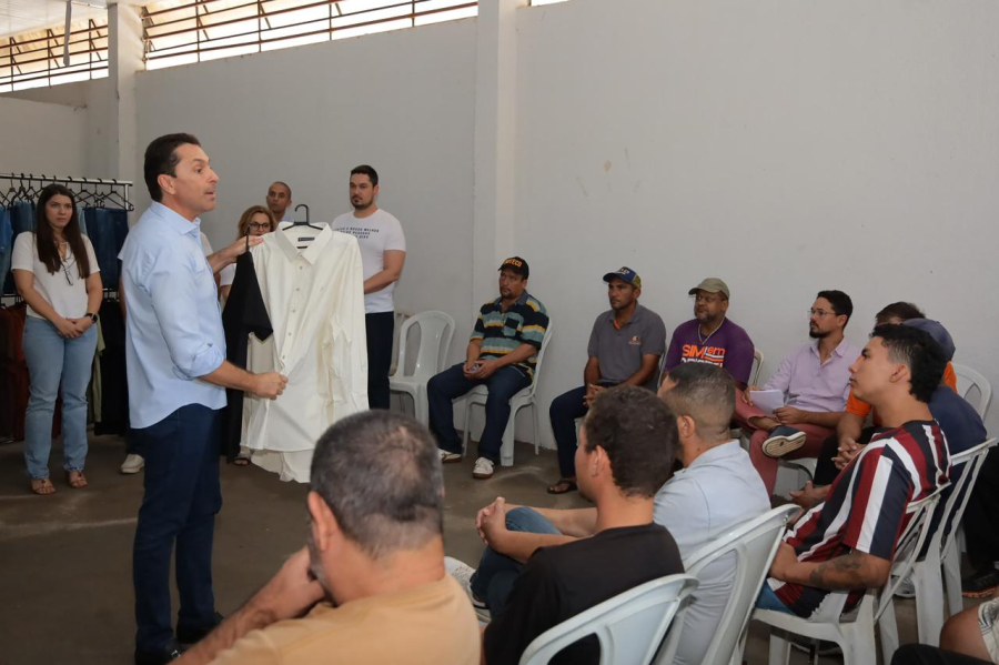 PREFEITO VILELA, LANA E CAROL RECEBEM 1,5 MIL PEÇAS DE ROUPAS ARRECADADAS EM CORRIDA SOLIDÁRIA EM APARECIDA